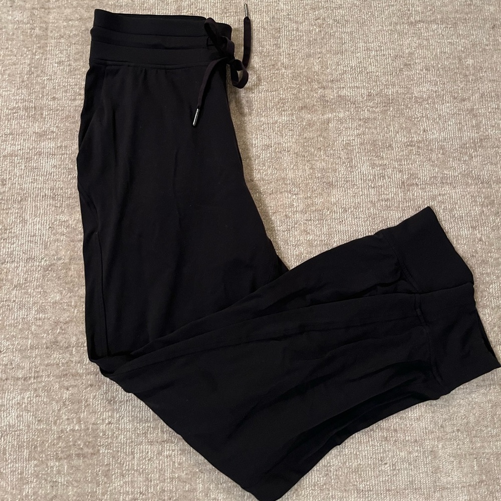 Lululemon women’s black jersey knit joggers